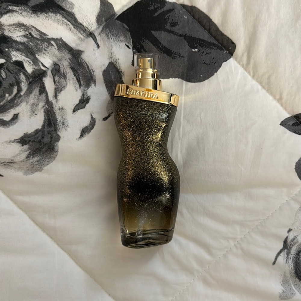 Shakira P E R F U M E